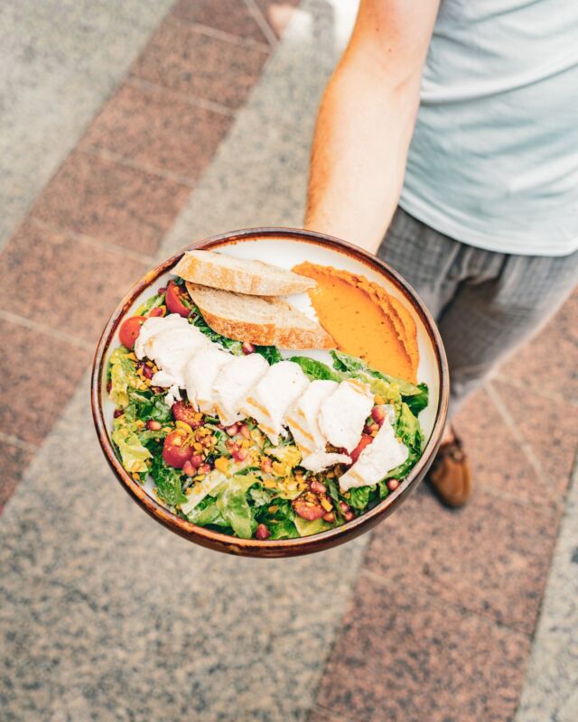 Zacznijcie dobrze tydzień! 🥗

Z sałatką z kurczakiem a w niej - świeża sałata rzymska, sos jogurtowy z harrisą, pomidory koktajlowe 🍅 ogórek 🥒 pestki granatu, dymka, hummus z suszonych pomidorów, pistacje, świeże pieczywo 🥖

Wpadajcie i zaczynajcie pysznie tydzień! 🫶

________________________________________
 #wtorek #sałatka #sałatkazkurczakiem #smaczne #cracowfoodie #kraków #krakowplaces #krakowoldtown #krakowfoodie #cracowrestaurant #gdziezjescwkrakowie